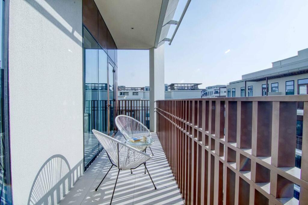 Luxury Living 1br At Sunset Creek 702 Dubai